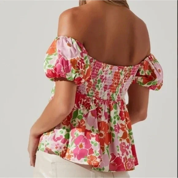 ASTR the Label Nalda Puff Sleeve Top Floral Size M NEW NWOT - Picture 2 of 6